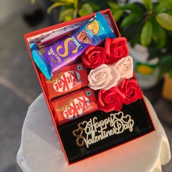 Valentine’s Special Jewellery & Chocolate Hamper